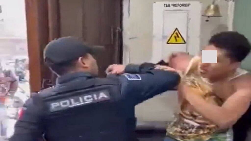 policias-de-puebla-intentan-detener-a-joven-dentro-de-escuela-video