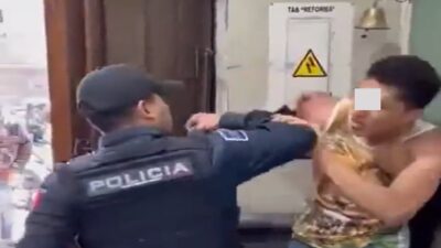 policias-de-puebla-intentan-detener-a-joven-dentro-de-escuela-video