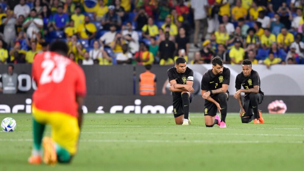 Jugadores de Brasil y Guinea hincados en la cancha como protesta contra el racismo en el futbol
