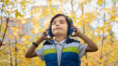Usar auriculares conlleva peligros para la salud en jóvenes