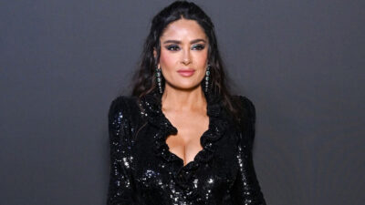 Salma Hayek comparte foto recién despertada y en bata