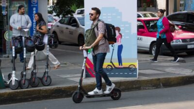 Usuario de scooters circulando en una calle de la CDMX