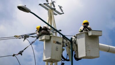 Sistema eléctrico calor: Trabajadores de CFE reparando un poste de electricidad