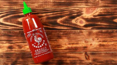 ¿Por qué la salsa sriracha subió de 100 a mil pesos?