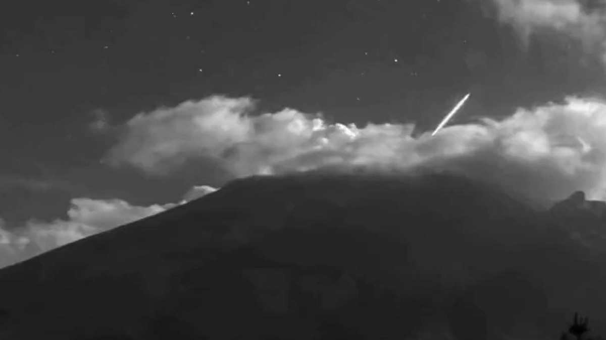 ¿Estrella fugaz o supuesto ovni? Captan objeto cilíndrico “entrar” al Popocatépetl