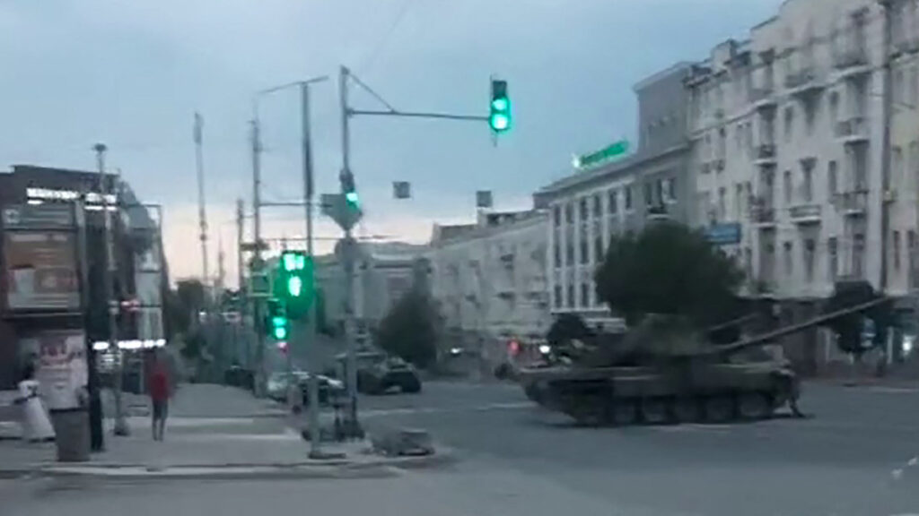 Tanques, presuntamente de Wagner, en la ciudad de Rostov, Rusia.