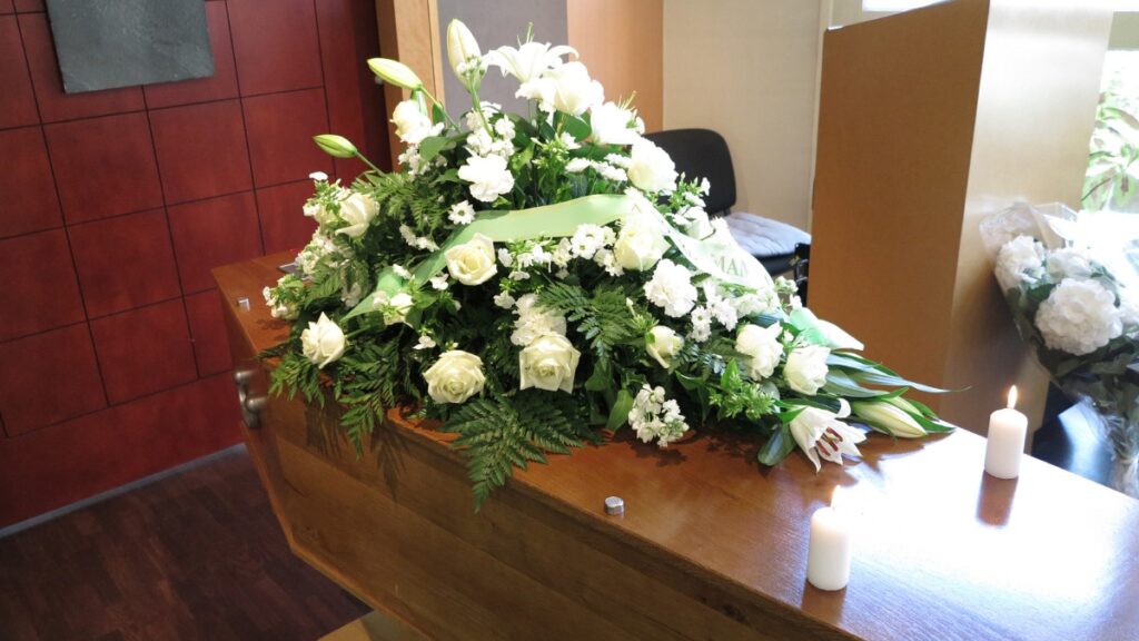 Tiktoker: Fotografía de ataúd durante funeral adornado con flores y velas