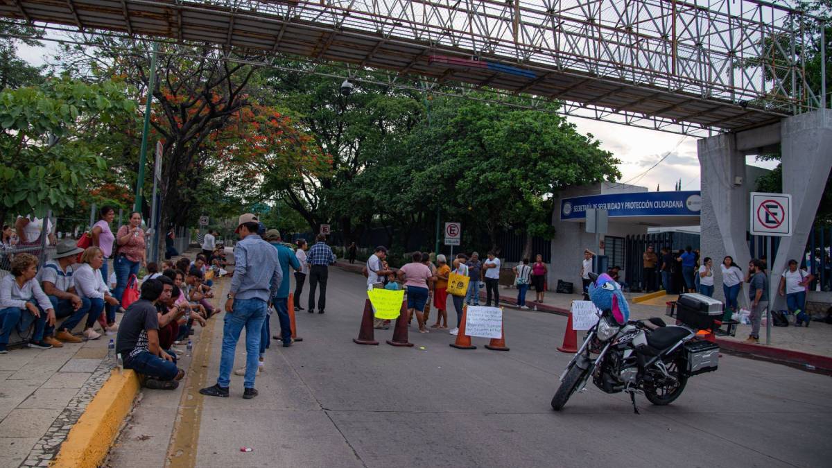 Familiares de los 16 trabajadores secuestrados en Chiapas bloquean la Tuxtla-San Cristóbal