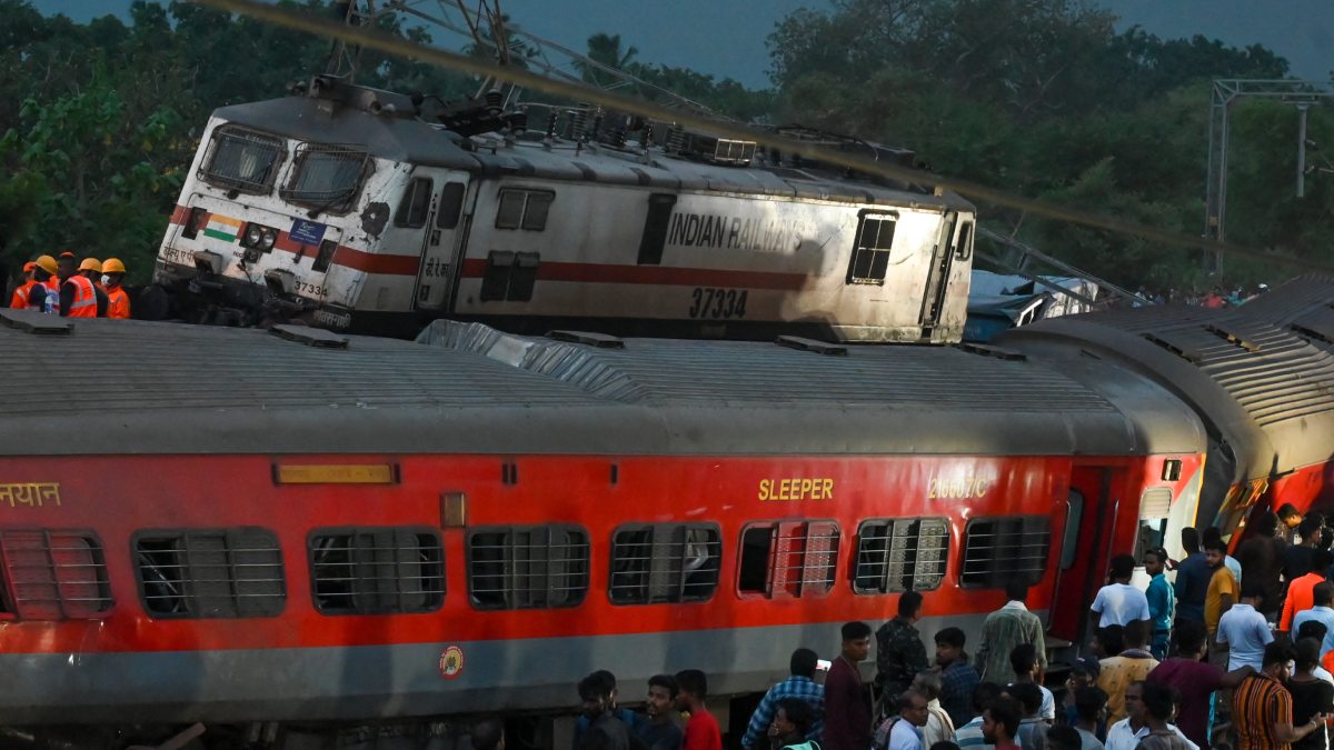 Error humano o falla en señal, posibles causas de choque de trenes que dejó más de 280 muertos en India