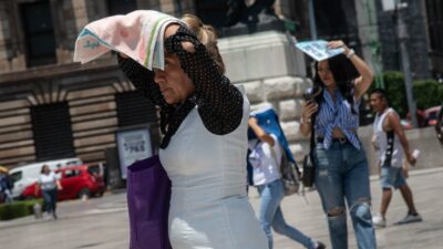 Temporada de calor: Personas protegiéndose del sol