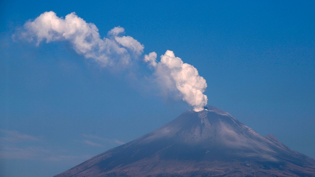 Inicia inquieto la semana: volcán Popocatépetl lanza exhalaciones y prevén caída de ceniza en estas zonas