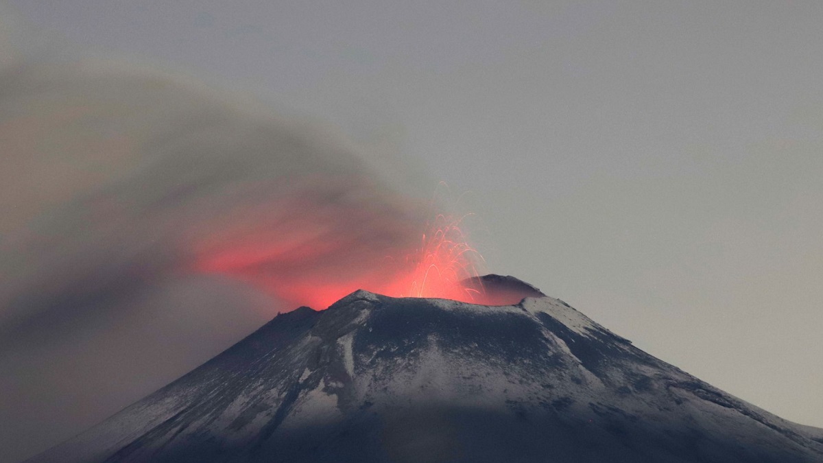 ¡Se pone mal! Volcán Popocatépetl registra explosión este martes; aquí el video