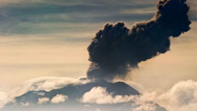 Volcán Ubinas, en Perú, inicia nuevo proceso de erupción