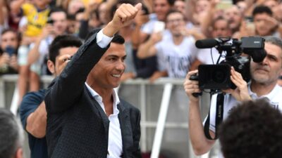 Cristiano Ronaldo saluda a sus fanáticos