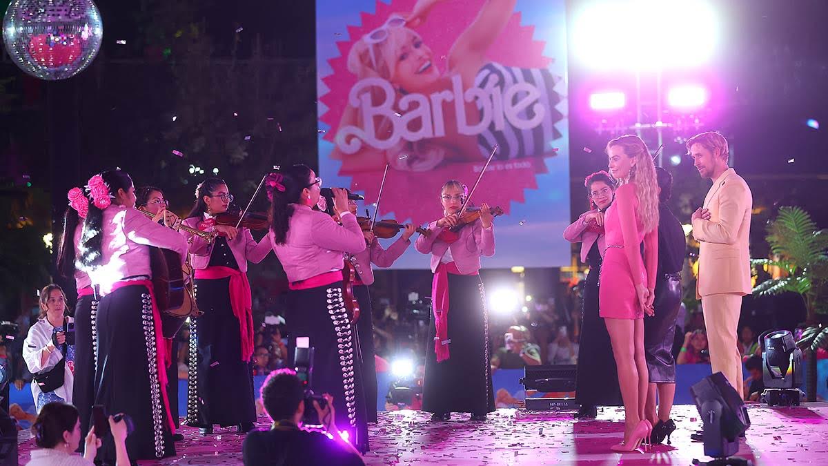 Le llevan mariachi a Margot Robbie y Ryan Gosling en México por “Barbie”