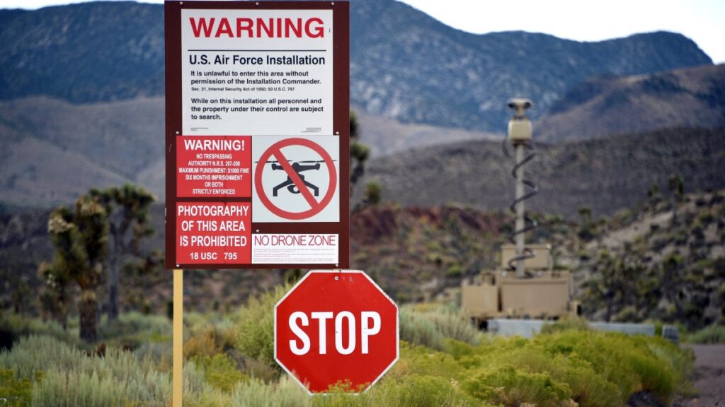 Acceso a la base militar conocida como área 51 en la zona desértica de Nevada, Estados Unidos