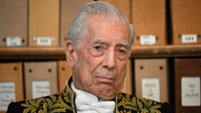 Mario Vargas Llosa, Nobel de Literatura, está hospitalizado por COVID-19 por segunda vez