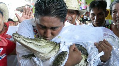 Alcalde de Oaxaca se casa con un caimán como parte de un ritual