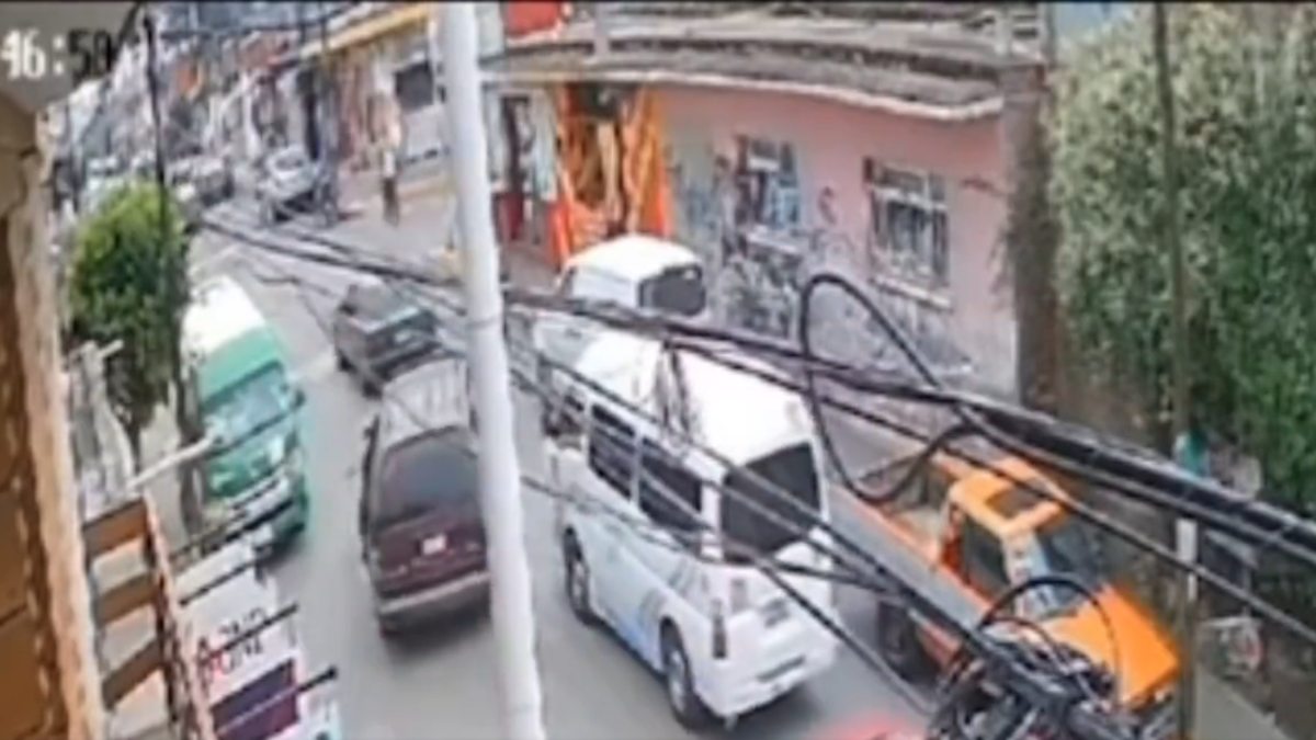 En menos de un minuto: Captan asalto a transporte público en Edomex; dejan a pasajeros, pero se llevan combi