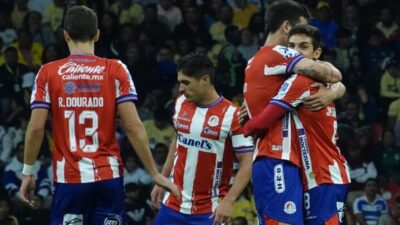 Jugadores del Atlético de San Luis celebran un triunfo en partido de la Liga MX