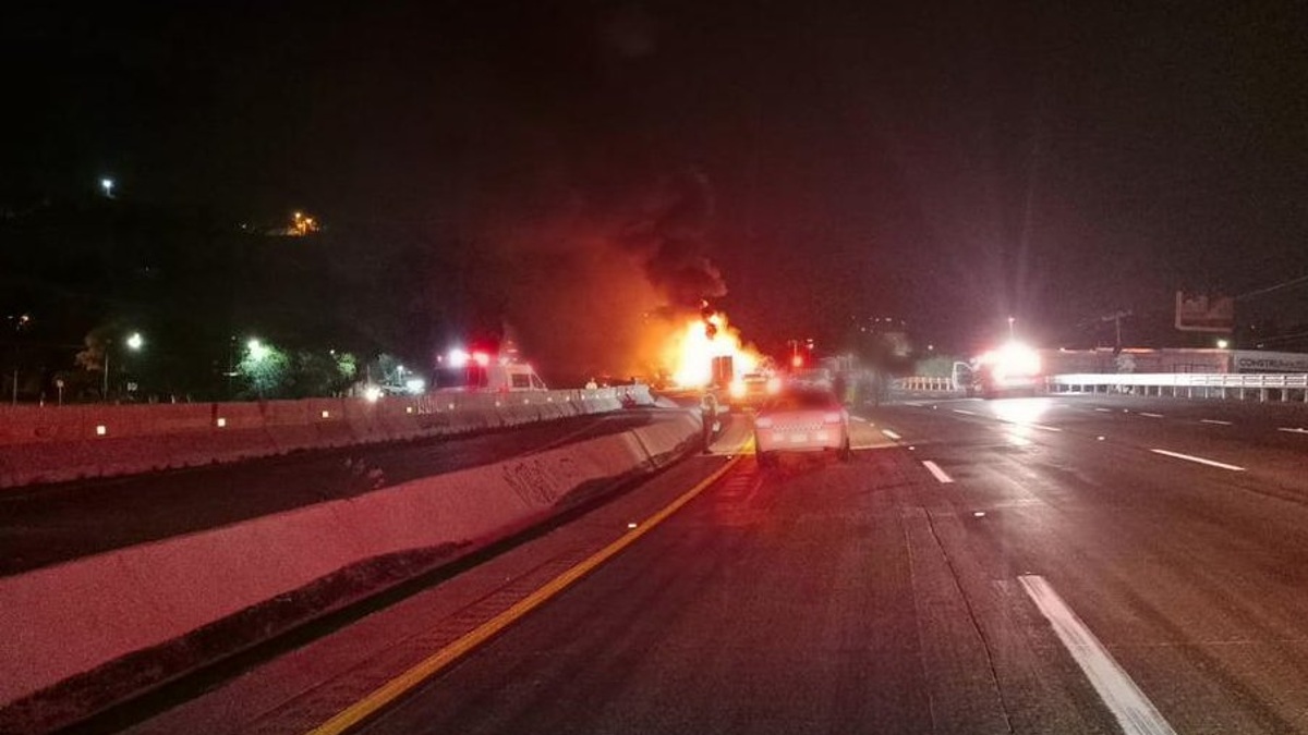Carambola e incendio provocan cierre de la Autopista México-Querétaro; hay al menos 8 heridos