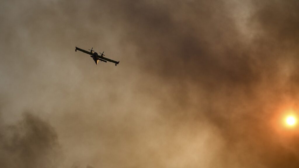 Se estrella avión que combatía incendio en Grecia
