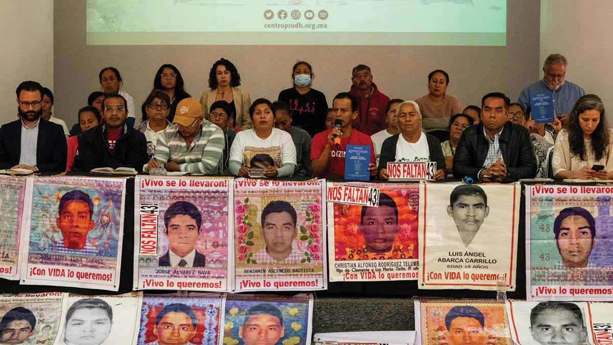 Padres de los 43 estudiantes de Ayotzinapa piden reunión con AMLO