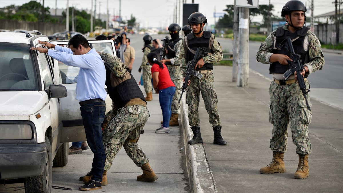 Exhiben caos y violencia: registran balaceras, atentados y enfrentamientos en cárcel de Ecuador