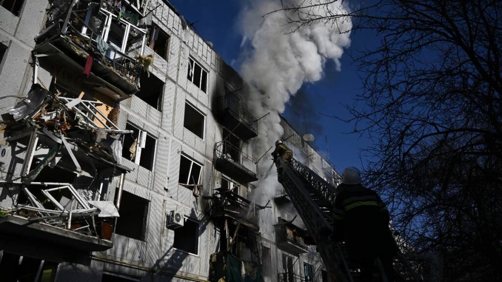 Bombardeo ruso en Lyman, Ucrania, deja al menos 8 muertos