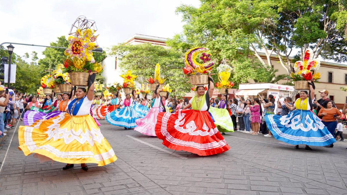 Música, baile y tradición: desfilan delegaciones participantes en la Guelaguetza 2023