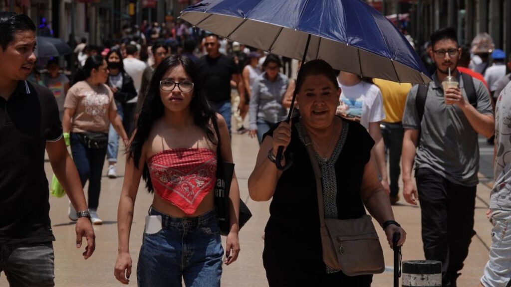 Gente caminando por calles del Centro Histórico de la CDMX bajo los rayos del sol