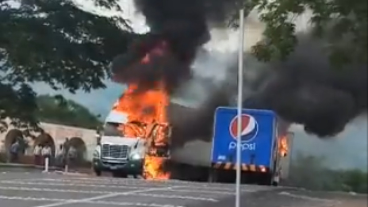 Encapuchados prenden fuego a camiones de carga en Chiapas