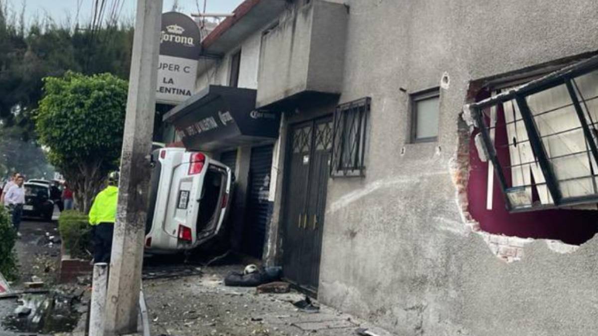 Camioneta a exceso de velocidad choca contra casa en San Juan de Aragón
