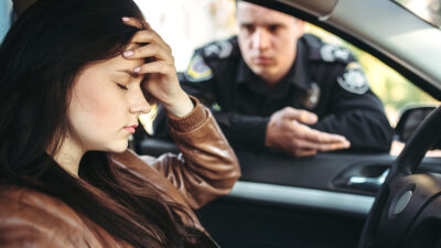 Carretera multas: Mujer al volante detenida por un policía