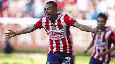 Jonathan Padilla jugador de Chivas celebra su anotación ante Atlético de San Luis
