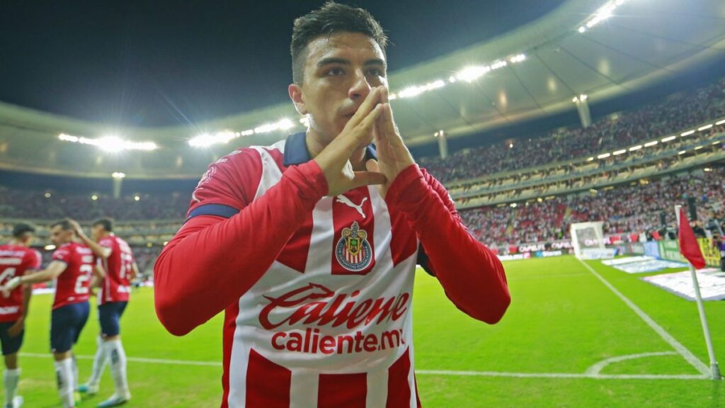 Fernando Beltrán, jugador de Chivas, celebra su gol ante Necaxa en juego de la Jornada 3 del torneo Apertura 2023 de la Liga MX