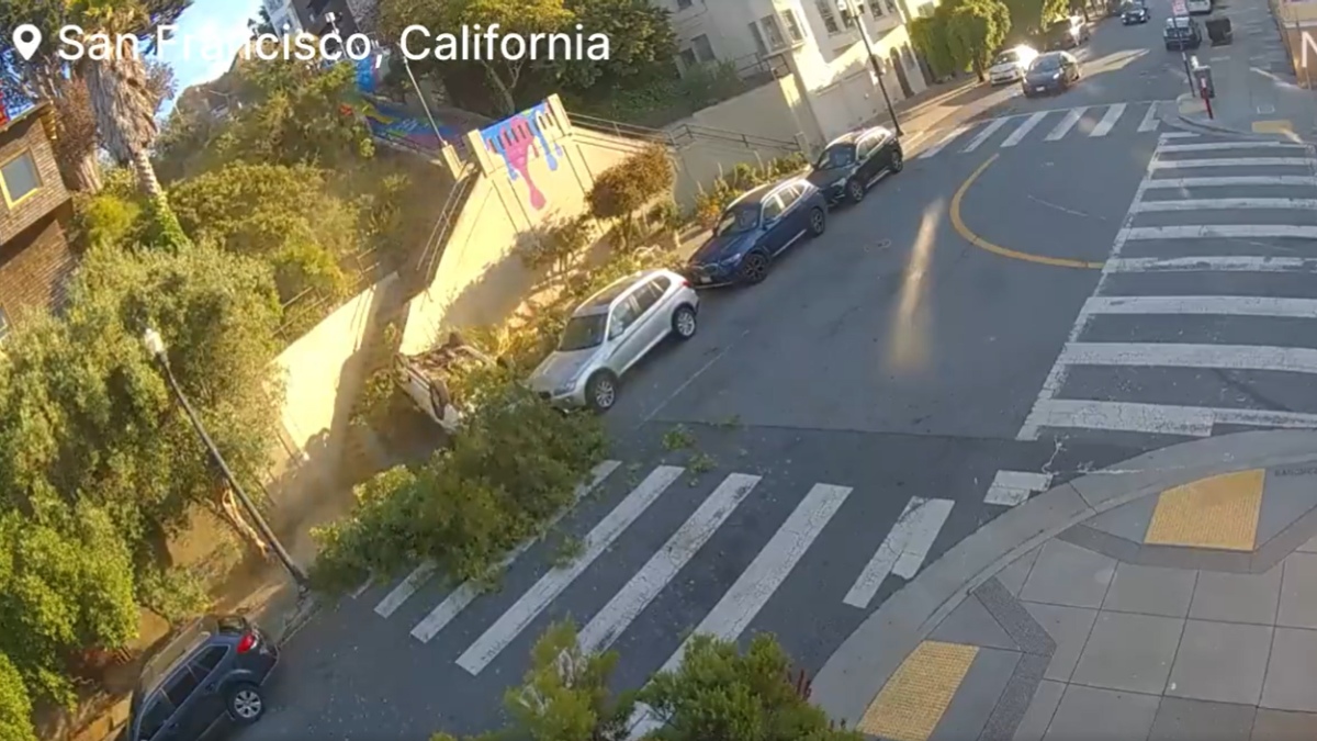 No vio el fin del camino: conductor cae con todo y coche por escaleras en callejón de San Francisco