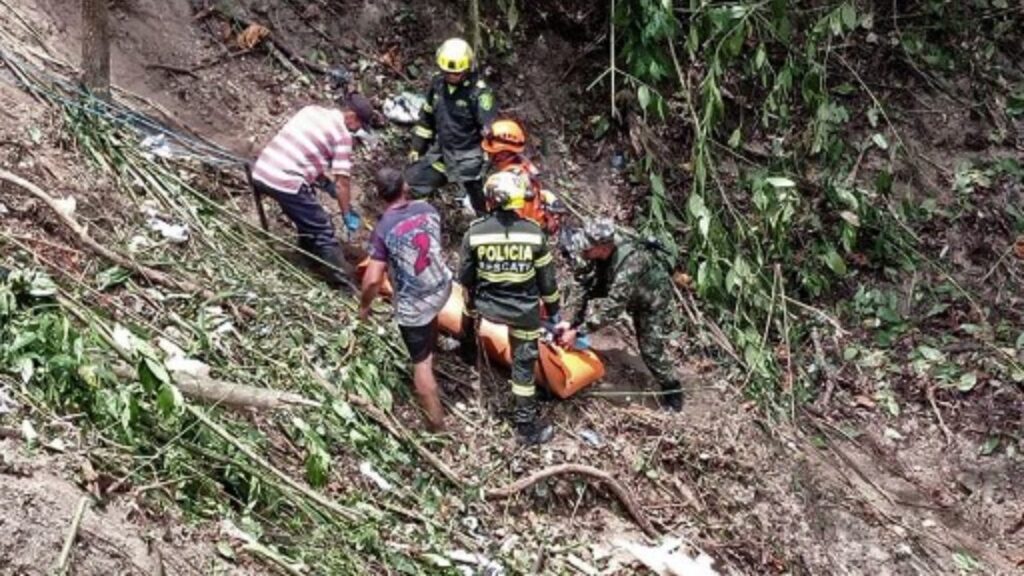 Rescate de cuerpo tras volcadura de autobús en barranco en Colombia