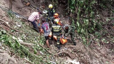 Rescate de cuerpo tras volcadura de autobús en barranco en Colombia