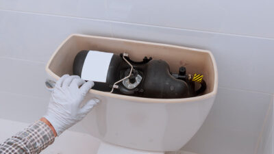 Cómo limpiar el tanque del inodoro
