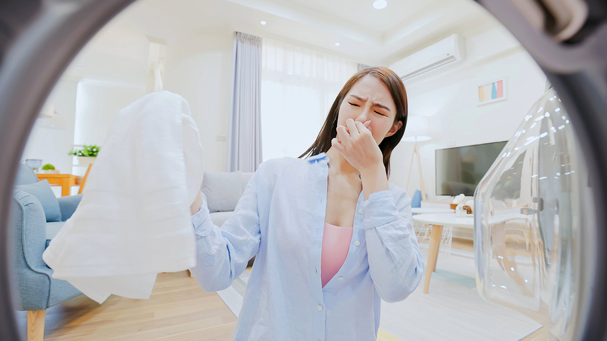 Cómo quitar el olor a humedad de la ropa