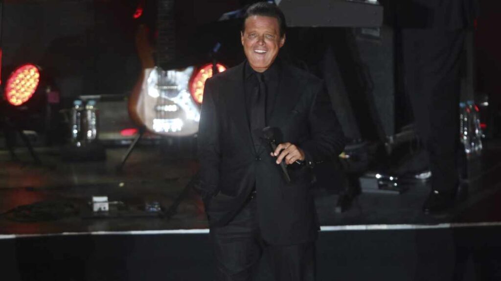 Luis Miguel, el “Sol”, fue captado en un vuelo comercial