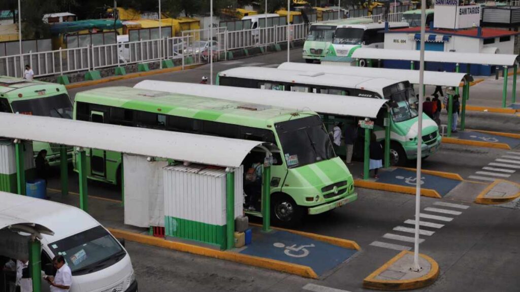 Mujer embarazada cacha al padre de su hijo con su amante en microbús