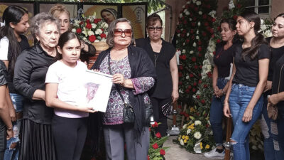 Despiden familiares a Hipólito Mora