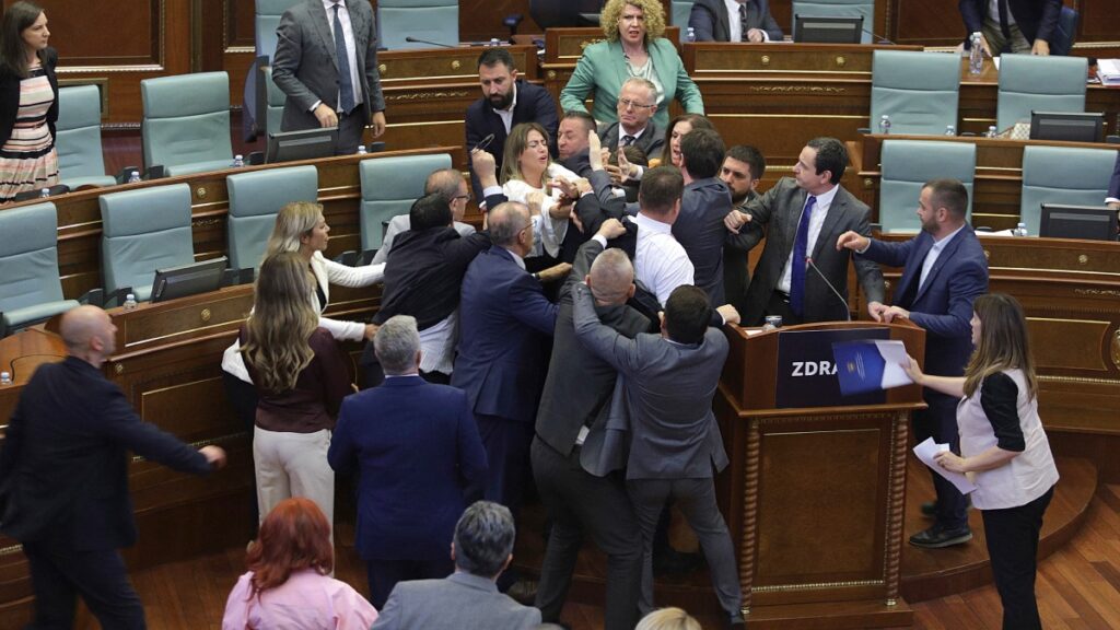 Diputados del Parlamento se enfrentaron a golpes y empujones luego de que un legislador echó agua al primer ministro de Kosovo