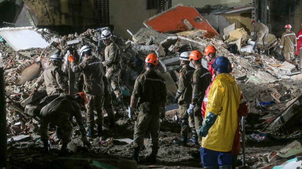 Personal de rescate trabajo en edificio colapsado de Pernambuco, Brasil.