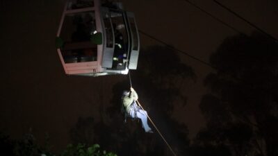 En Ecuador, rescatan a 75 personas atrapadas en teleférico de Quito