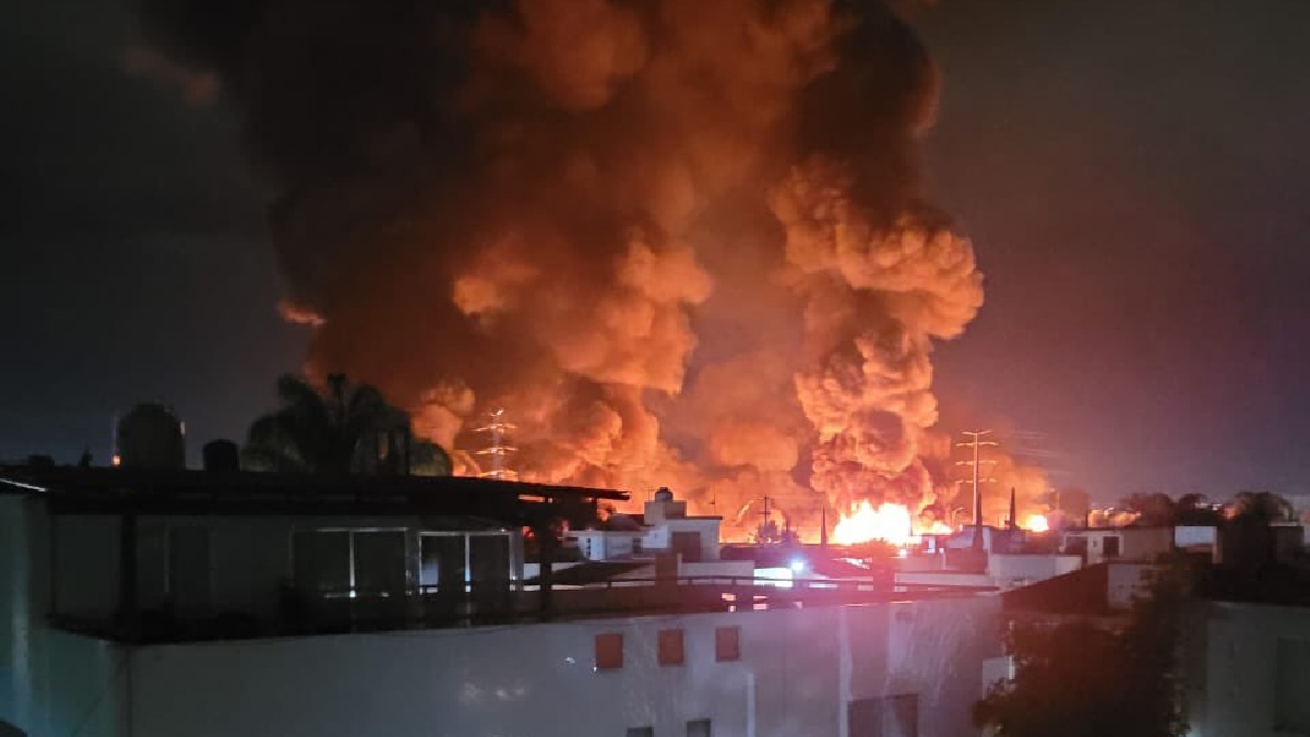 ¡Arde Cholula! Vuelca y explota pipa con 30 mil litros de combustóleo en Puebla