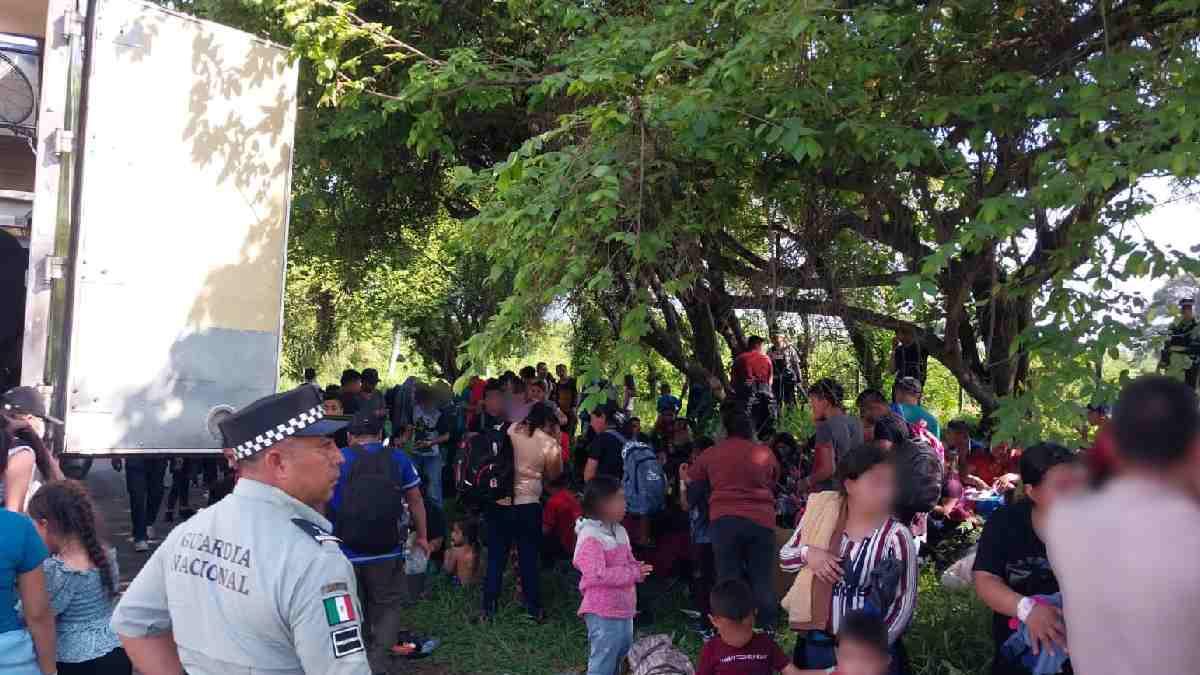 Rescatan a 148 migrantes hacinados en tráiler abandonado en la Minatitlán-Córdoba