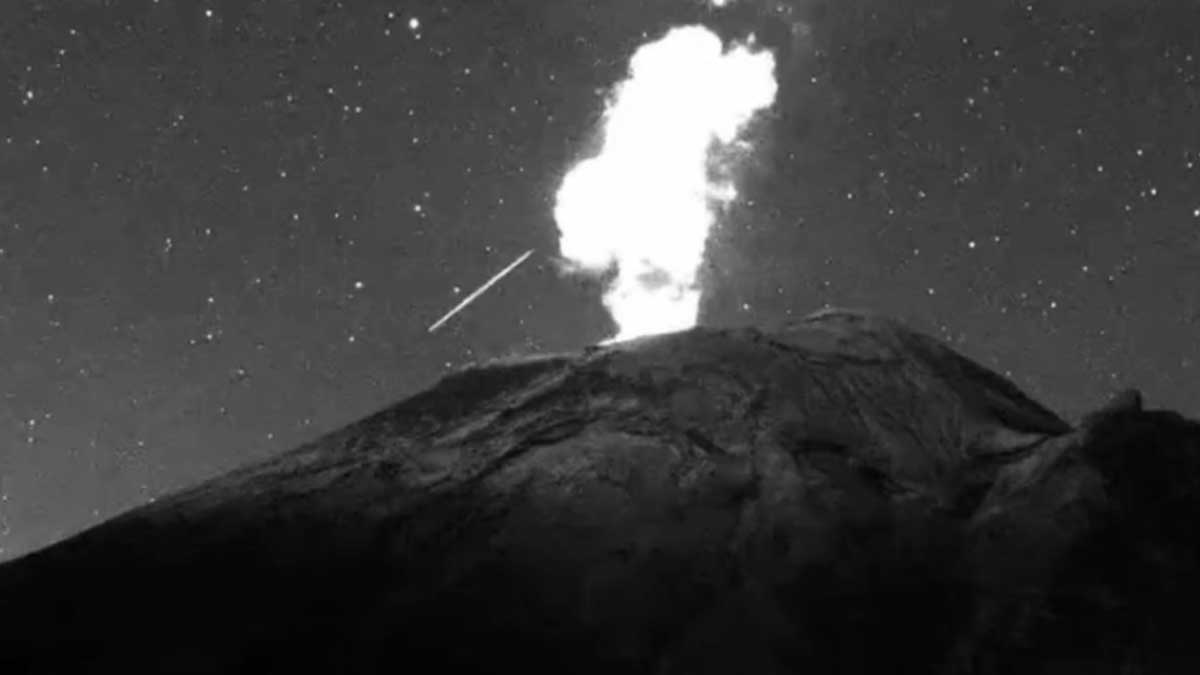 ¡Hermoso espectáculo! Captan estrella fugaz pasando cerca del volcán Popocatépetl